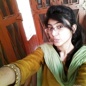 zdjęcie amatorskie Indian Nerd Selfie