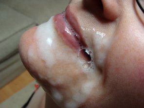 zdjęcie amatorskie Cum covered lips