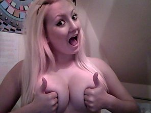 foto amatoriale Topless girl posing in her room with hands covering her boobs