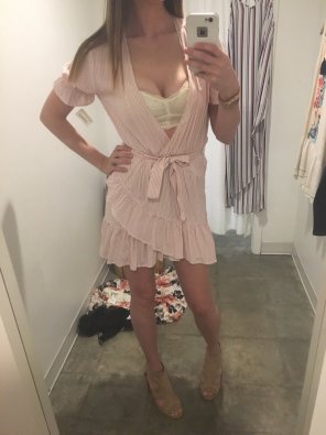 photo amateur Wi[f]e trying on a new outfit