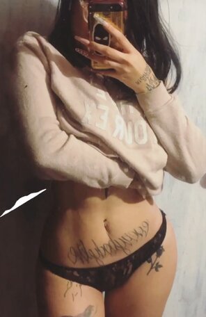 foto amadora Latina, sexy, sabrosa y tatuada