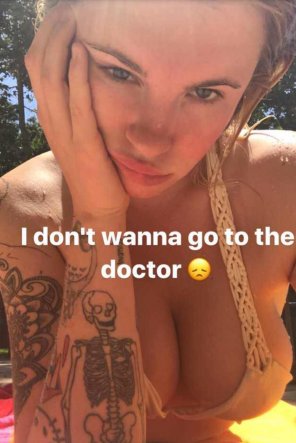 amateurfoto She does not want to go to the doctor