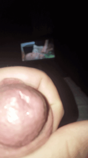 foto amateur Watching Porn & Masturbating Photo #45