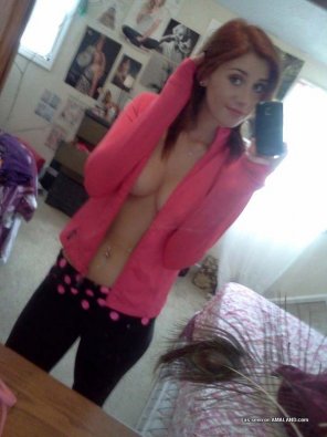 foto amatoriale A pink jacket and yoga pants