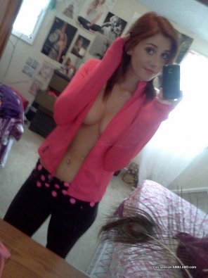 foto amateur A pink jacket and yoga pants