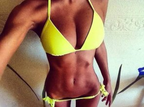 foto amatoriale Yellow bikini