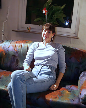 amateur-Foto Mature-porn actress-Milf-Gabrielle-Hannah-in-tight-jeans-using-a-dildo- (1)