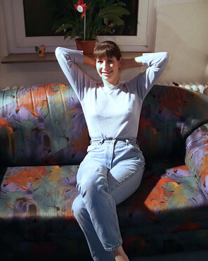 foto amadora Mature-porn actress-Milf-Gabrielle-Hannah-in-tight-jeans-using-a-dildo- (2)