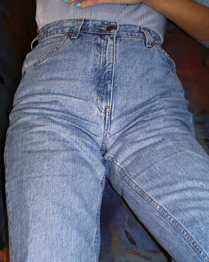 Mature-porn actress-Milf-Gabrielle-Hannah-in-tight-jeans-using-a-dildo- (8)