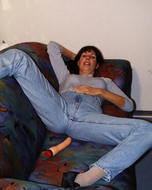 foto amadora Mature-porn actress-Milf-Gabrielle-Hannah-in-tight-jeans-using-a-dildo- (15)