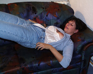 foto amadora Mature-porn actress-Milf-Gabrielle-Hannah-in-tight-jeans-using-a-dildo- (26)