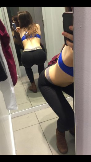 foto amateur Since you guys liked the dress I tried on, how about another dressing room pic, but this time with a little more definition..