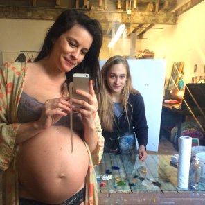 amateurfoto Pregnant Liv Tyler about to be painted