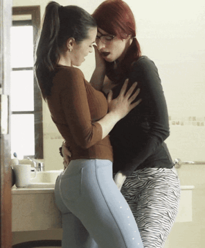 amateurfoto Foreplay fingering pussy thru jeans & kissing