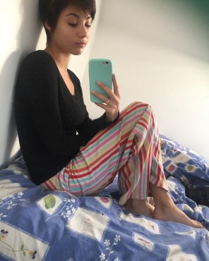 amateur-Foto Is the Mirror on her Bed?