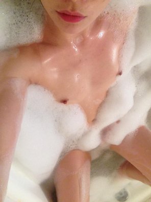 zdjęcie amatorskie Bath tub selfie.