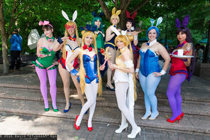 foto amatoriale casual-bunnies-sailormoon-standing-colors-tights-fun-cosplay-david
