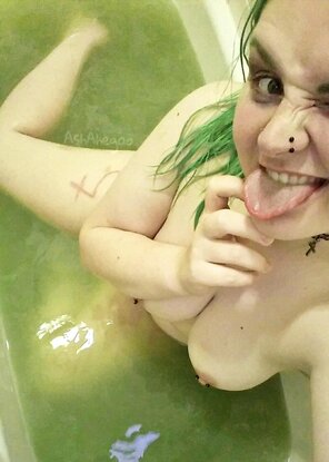 foto amadora Always love a matching bath bomb ðŸ¥³ðŸ’š [self]