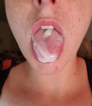 amateur pic I love a hot thick load in my mouth!