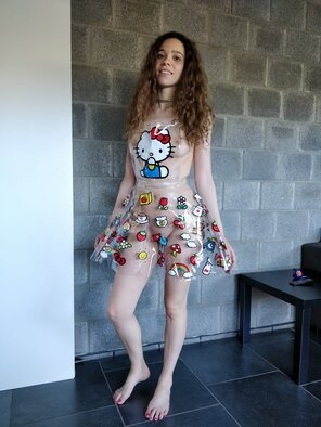foto amatoriale look at my Hello Kitty dress... LOOK!!! <3