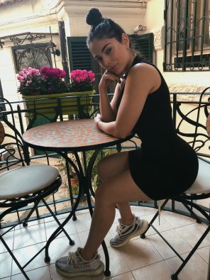 amateur pic Thicc in black dress