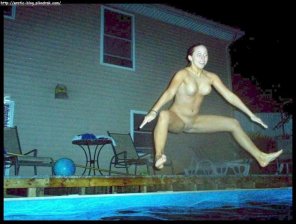 foto amatoriale Naked chick jumping in the swimming pool