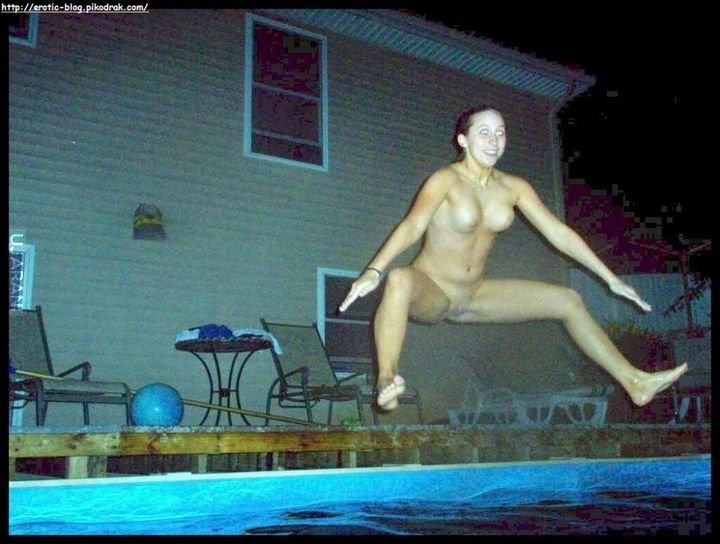 Naked chick jumping in the swimming pool Porn Pic - EPORNER