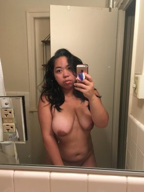 amateur pic My titty hurts â˜¹ï¸ happy Wednesday lol