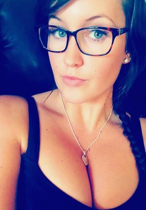photo amateur Showing off her glasses