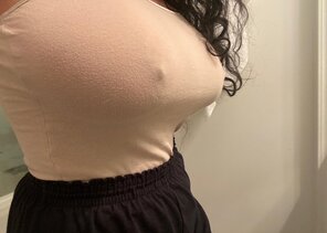アマチュア写真 hiii I am 5,0 110 pounds with H cup tits, theyâ€™re perky and my nipples are a dead giveaway when Iâ€™m horny. Not wearing a bra ;)