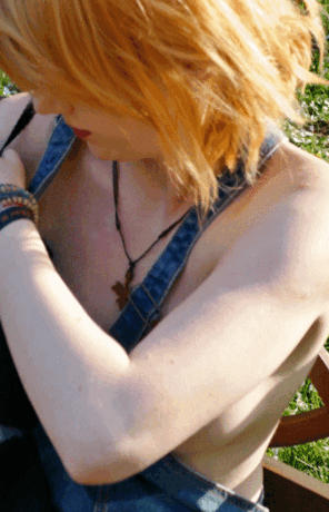 amateur-Foto Student Camille Showing Off Her Breasts gifs