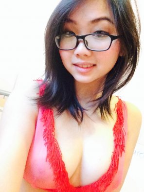 photo amateur Cute vietnamese with glasses.