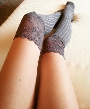foto amateur Grey knit kneehighs