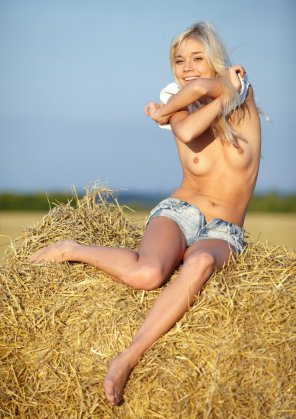 zdjęcie amatorskie Chilling on some hay