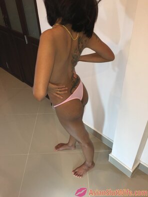 amateur pic showing off her ass