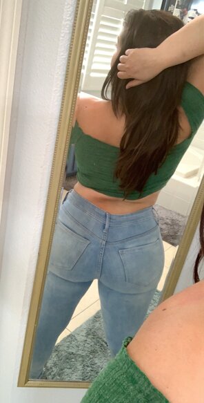 amateur photo Big ass in tight jeans