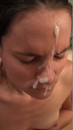 foto amateur Dripping off her Nose