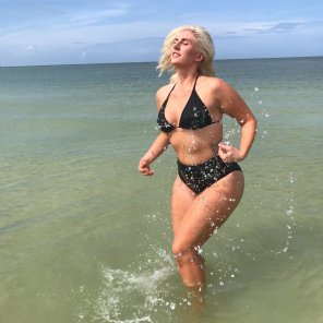 photo amateur Beautiful Blonde in the water.