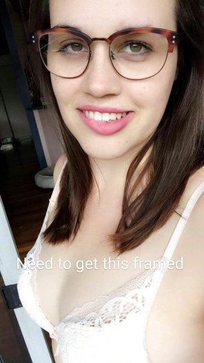 foto amatoriale I secretly love when my Girlfriend [25F] has her glasses on. Album in comments!