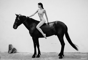 photo amateur Ride her darken horse