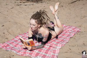 foto amadora Reading on the Beach