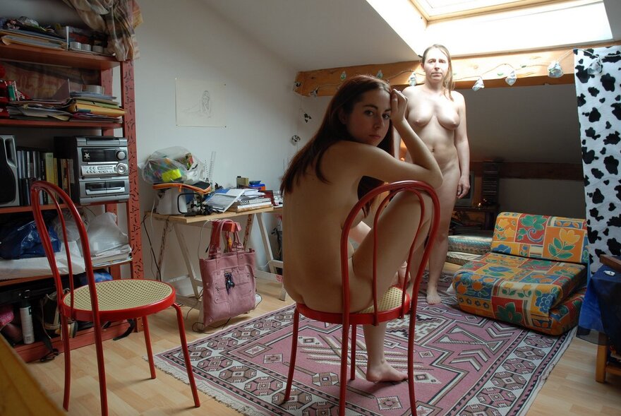 Nude_at_home_with_mother_imgsrc_82