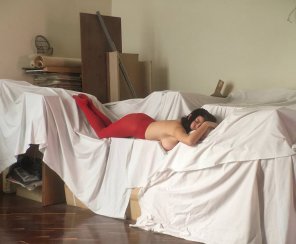 foto amatoriale Red pants on white sheets