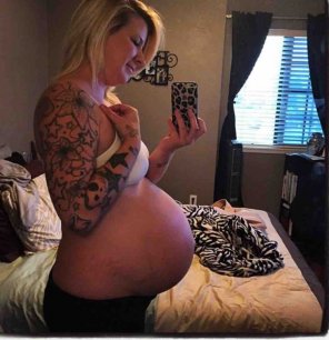 zdjęcie amatorskie Gorgeous tattooed pregnant