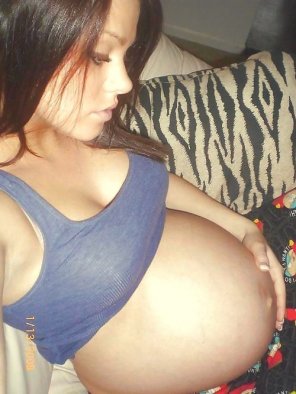 foto amateur Looking at her growing belly