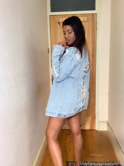 sophialares-06-05-2019-30992097-Going to the shop to buy wine 😋 is it too early