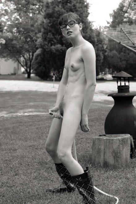 Nettie Harris likes playing with the garden hose Porn Pic - EPORNER