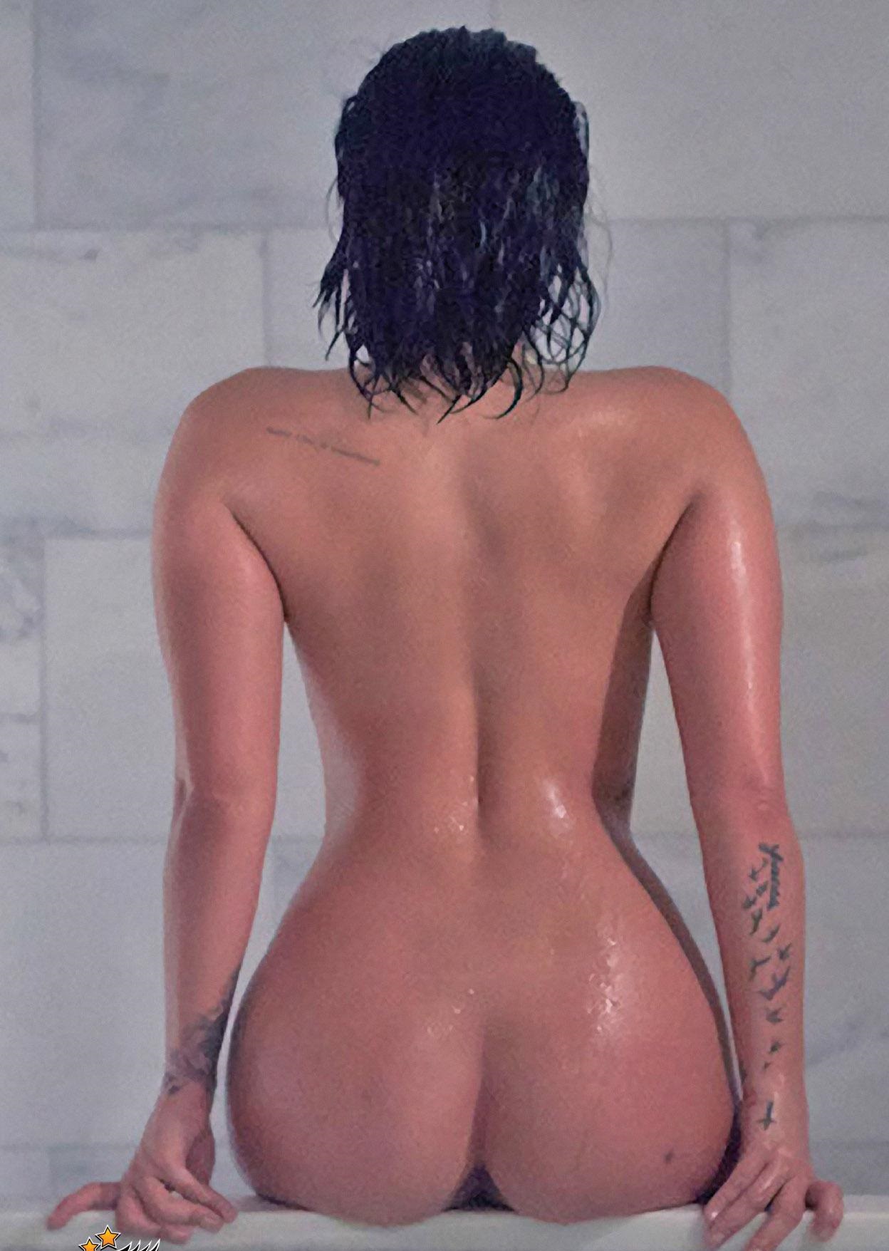 Bottom mount refrigerator with huge cellulite ass