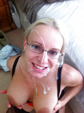cum on amateur moms face