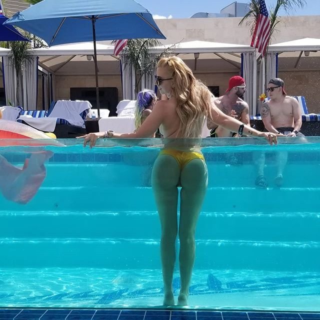 Lexi Belle Put It On The Glass Porn Pic Eporner